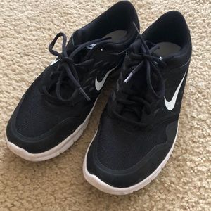 Black/White Women’s Nike Sneakers